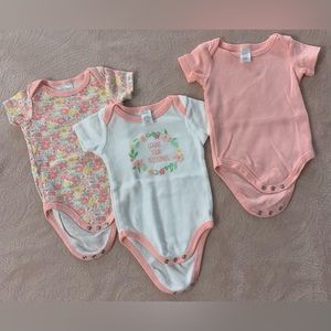 Baby Girls 6-9 Month Bodysuits- 3pk